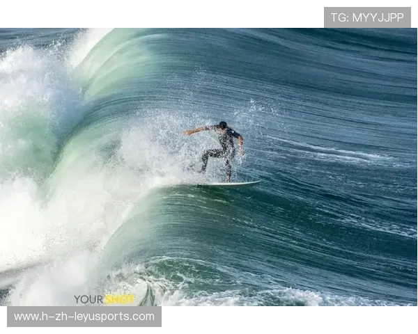 冲浪小将一脚踏浪腾空如海上鸟人